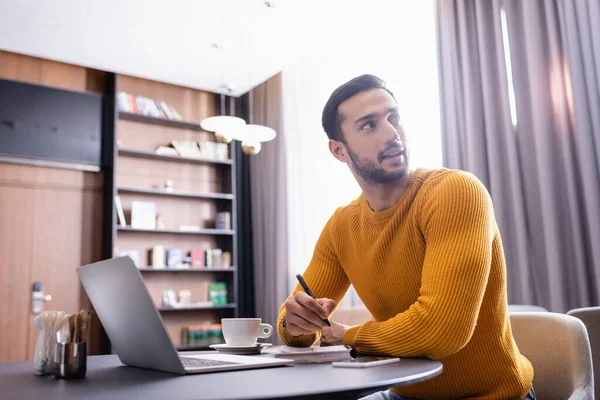 Smiling Arabian Freelancer Holding Pen Looking Away Restaurant — Stock Photo, Image