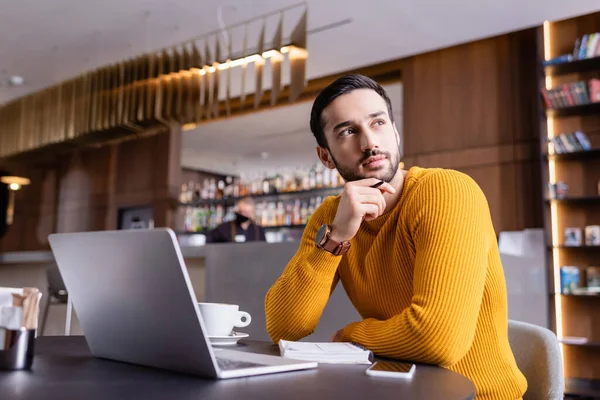 Thoughtful Arabian Freelancer Looking Away While Sitting Laptop Restaurant — Stock Photo, Image