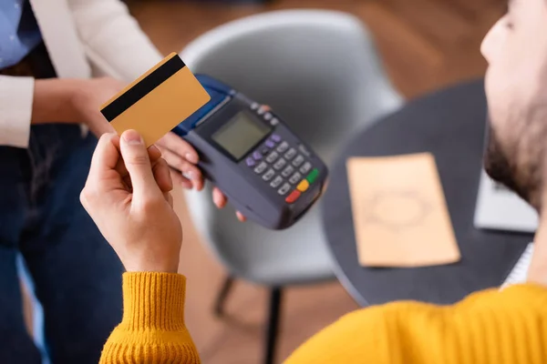 Vista Parcial Del Hombre Árabe Tiene Tarjeta Crédito Cerca Terminal — Foto de Stock