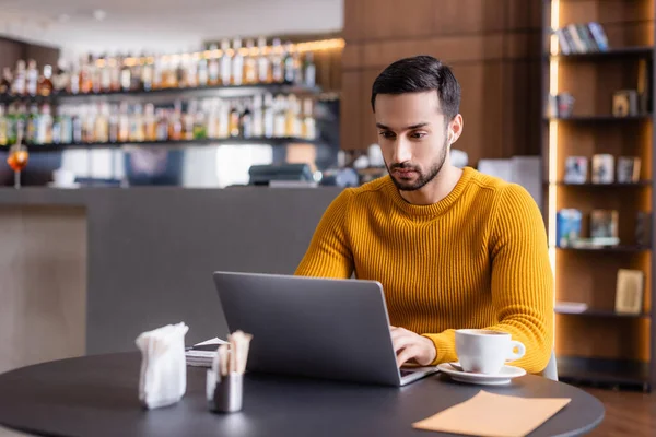 Freelancer Arabian Focado Trabalhando Laptop Perto Xícara Café Restaurante Foreground — Fotografia de Stock