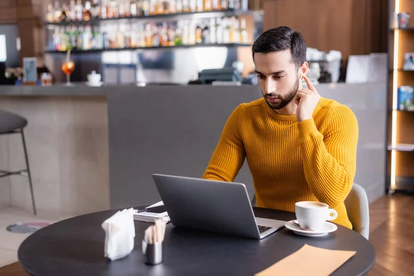 Freelancer Árabe Usando Laptop Perto Xícara Cappuccino Restaurante — Fotografia de Stock