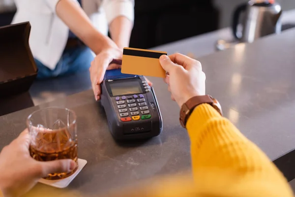 Vista Cortada Homem Pagando Com Cartão Crédito Perto Bartender Copo — Fotografia de Stock