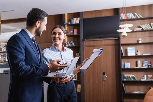 Smiling Arabian Businessman Pointing Laptop Partner Clipboard Modern Restaurant — Stock Photo, Image