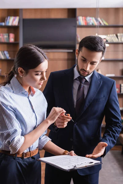 Multi Etnische Zakenlui Met Contract Pen Restaurant — Stockfoto