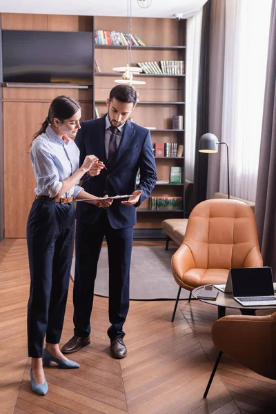 Multicultural Businesspeople Holding Pen Clipboard Meeting Restaurant — Stock Photo, Image