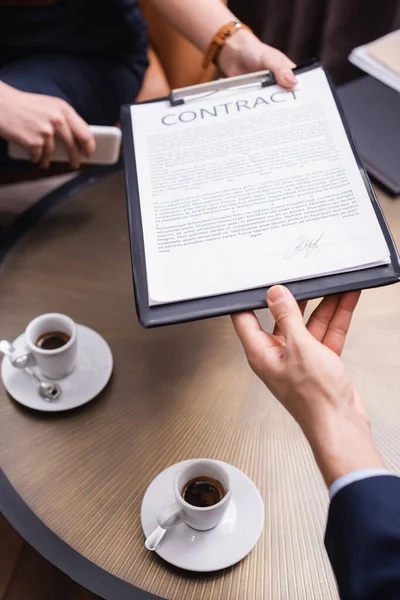 Vista Recortada Hombre Negocios Tomando Contrato Mujer Negocios Cerca Del — Foto de Stock