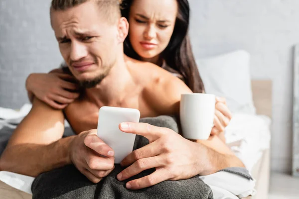 Smartphone Hands Offended Man Girlfriend Cup Blurred Background — Stock Photo, Image