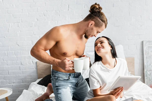 Shirtless Man Cups Standing Smiling Woman Digital Tablet — Stock Photo, Image