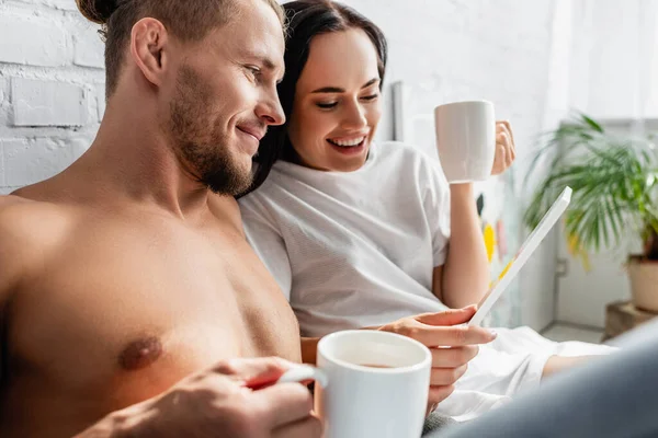 Sexy Man Holding Digital Tablet Cheerful Woman Cup — Stock Photo, Image