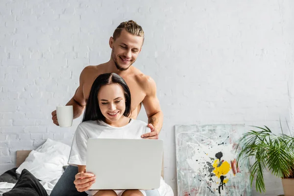 Smiling Woman Using Laptop Boyfriend Cup Bed — Stock Photo, Image