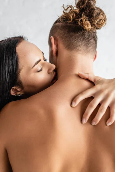 Young Woman Kissing Shirtless Man Home — Stock Photo, Image