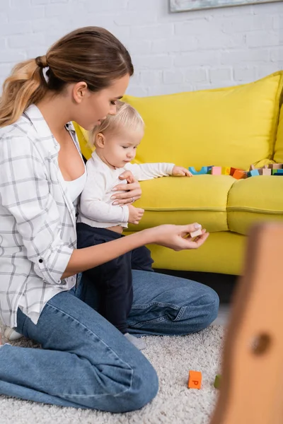 Mãe Dando Cubo Brinquedo Filho Jogar Chão Primeiro Plano Borrado — Fotografia de Stock