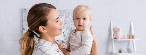 Mulher Feliz Olhando Para Pequeno Filho Segurando Casa Banner — Fotografia de Stock