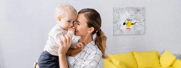 Šťastná Mladá Matka Zavřenýma Očima Drží Malého Syna Prapor — Stock fotografie