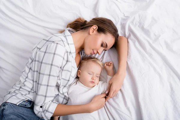 Top View Young Mother Sleeping Toddler Son White Bedding — Stock Photo, Image