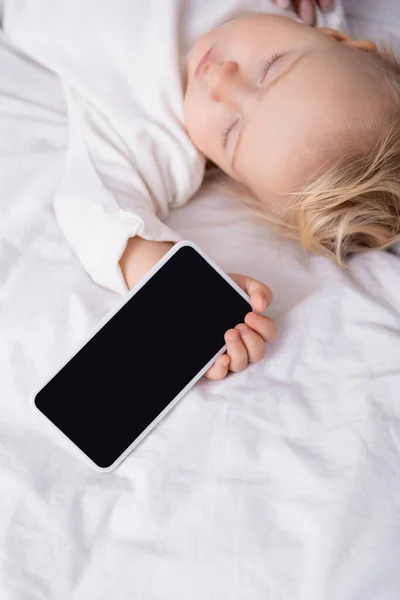 Mobiltelefon Med Blank Skärm Handen Sovande Pojke Overhead View — Stockfoto