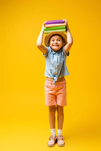 Tutta Lunghezza Del Bambino Felice Cappello Paglia Che Tiene Libri — Foto Stock