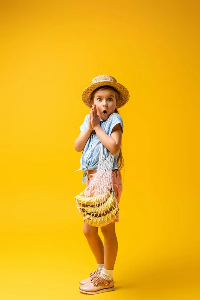 Полная Длина Удивленного Ребенка Соломенной Шляпе Многоразовым Веревочным Пакетом Бананами — стоковое фото