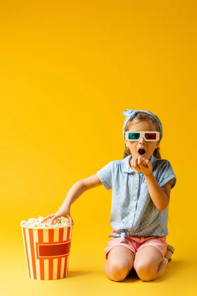 Garoto Surpreso Óculos Comendo Pipoca Atingindo Balde Amarelo — Fotografia de Stock