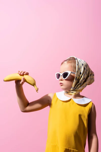 Menina Lenço Cabeça Óculos Sol Soprando Bochechas Enquanto Segurando Banana — Fotografia de Stock