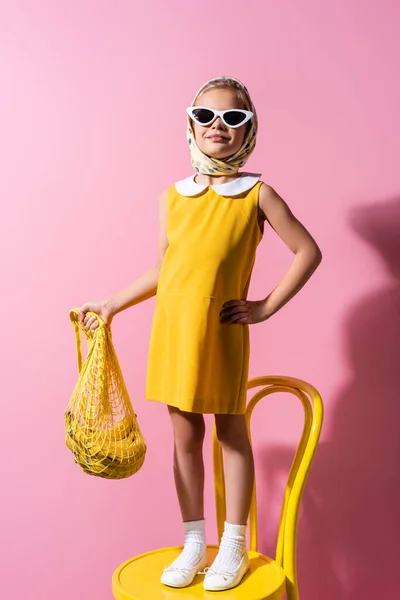 Menina Feliz Lenço Cabeça Óculos Sol Segurando Saco Corda Reutilizável — Fotografia de Stock