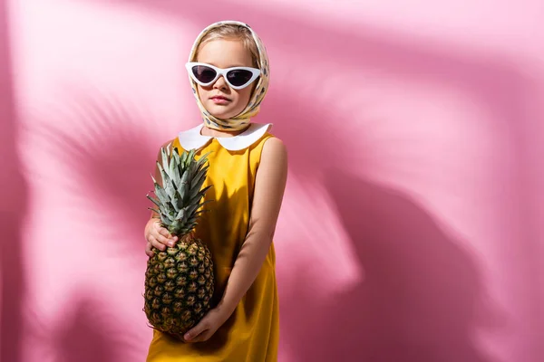 Türbanlı Güneş Gözlüklü Moda Kız Pembe Üzerinde Ananas Tutuyor — Stok fotoğraf