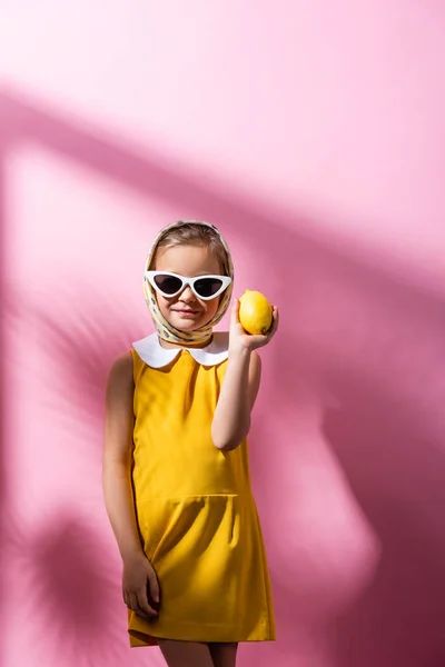 Chica Feliz Pañuelo Para Cabeza Gafas Sol Con Limón Rosa —  Fotos de Stock