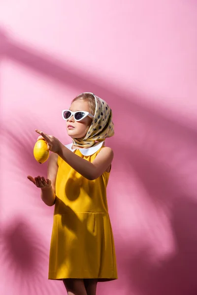 Chica Con Estilo Pañuelo Para Cabeza Gafas Sol Con Limón —  Fotos de Stock