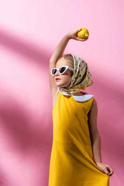 Chica Con Estilo Pañuelo Para Cabeza Gafas Sol Con Limón —  Fotos de Stock
