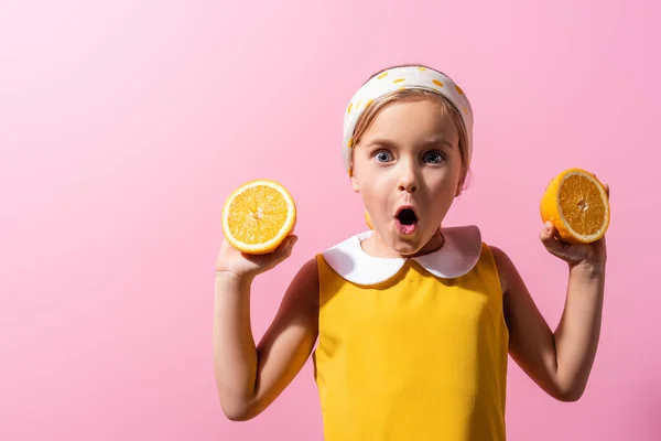 Menina Chocada Lenço Cabeça Segurando Metades Laranja Isolado Rosa — Fotografia de Stock