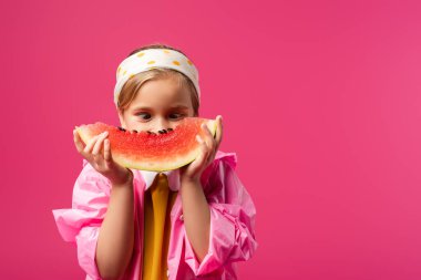 Yağmurluklu kız karpuza bakarken yüzünü kapatıyor kıpkırmızı