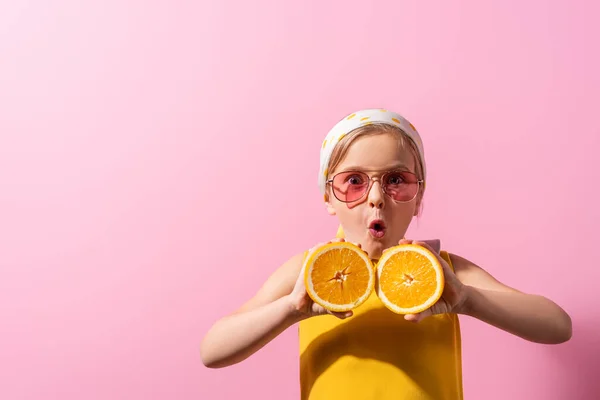 Menina Chocada Lenço Cabeça Óculos Sol Segurando Metades Laranja Rosa — Fotografia de Stock