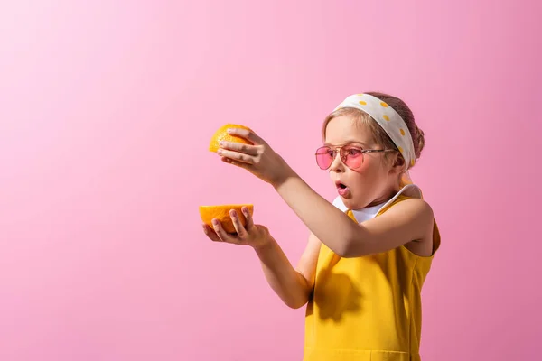 Verrast Meisje Hoofddoek Zonnebril Met Oranje Helften Geïsoleerd Roze — Stockfoto