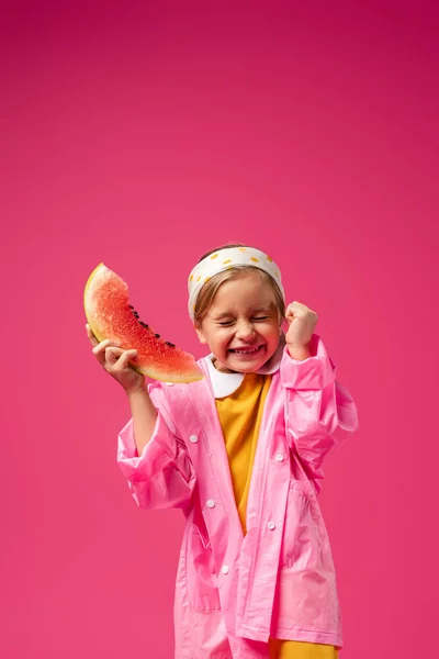 Opgewonden Meisje Regenjas Houden Watermeloen Karmozijn — Stockfoto