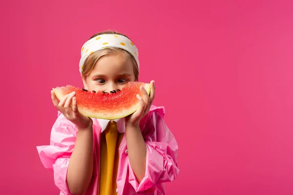 Meisje Regenjas Bedekking Gezicht Terwijl Kijken Naar Watermeloen Geïsoleerd Karmozijn — Stockfoto