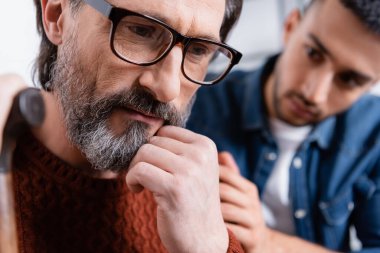 Alıngan babanın, arka planda, İspanyol bir çocuğun yanında yakın plan görüntüsü.