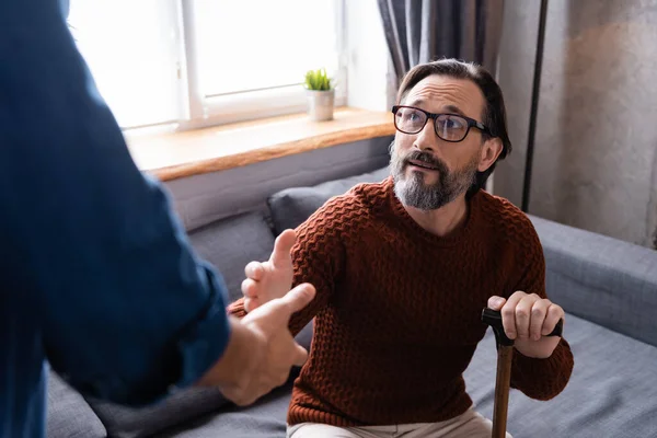 Homme Barbu Avec Main Tendue Près Fils Sur Premier Plan — Photo