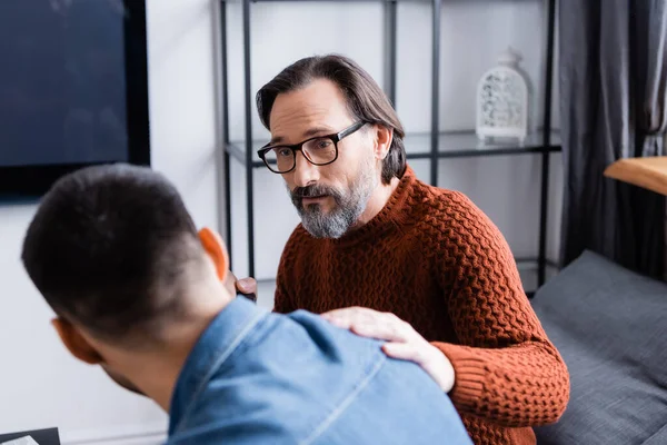 Bearded Man Touching Shoulder Young Son Conversation Home Blurred Foreground — Stock Photo, Image