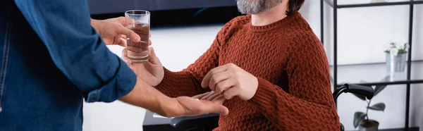 Visión Parcial Del Hombre Que Agua Medicina Padre Discapacitado Estandarte —  Fotos de Stock