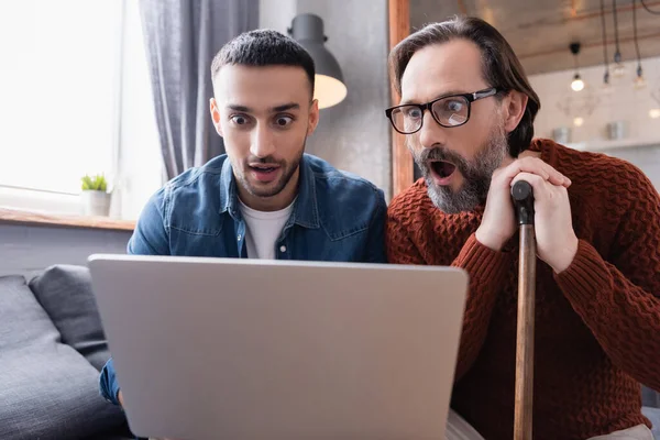 Erstaunt Schauen Vater Und Sohn Hause Auf Laptop — Stockfoto