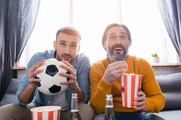 Amazed Man Popcorn Watching Football Competition Hispanic Son Home — Stock Photo, Image