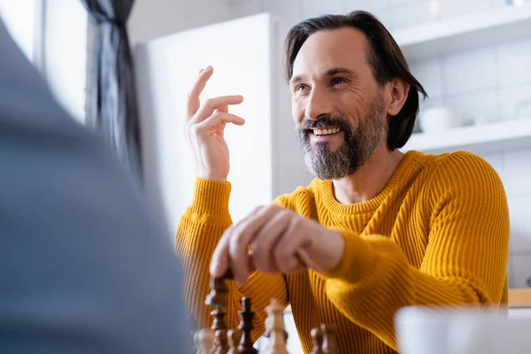 Happy Bearded Man Gesturing While Playing Chess Blurred Foreground — Stock Photo, Image