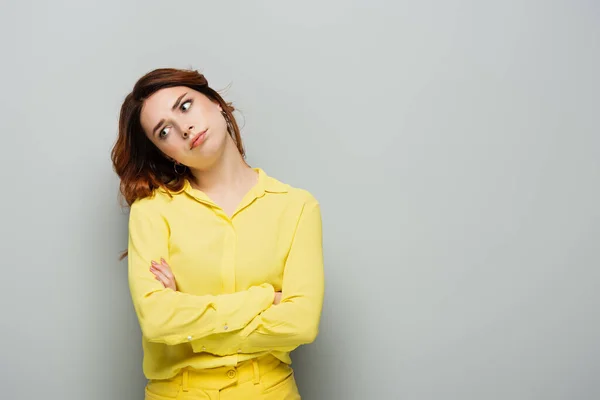 Donna Stressata Piedi Con Braccia Incrociate Guardando Lontano Sul Grigio — Foto Stock