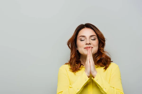 Dromerig Glimlachende Vrouw Tonen Blij Gebaar Terwijl Staan Met Open — Stockfoto