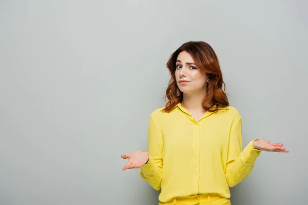 Femme Mécontente Montrant Geste Haussant Les Épaules Tout Regardant Caméra — Photo