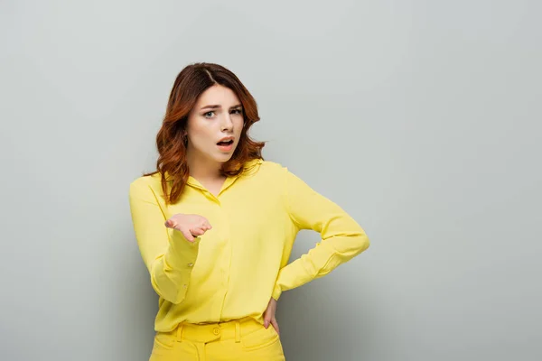 Shocked Woman Pointing Hand While Standing Hand Hip Grey — Stock Photo, Image