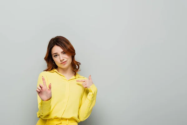 Hooghartige Vrouw Wijzend Met Vinger Naar Zichzelf Terwijl Tonen Stop — Stockfoto