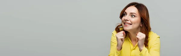 Вражена Жінка Дивлячись Геть Стоячи Згорнутими Кулаками Ізольовані Сірому Банер — стокове фото