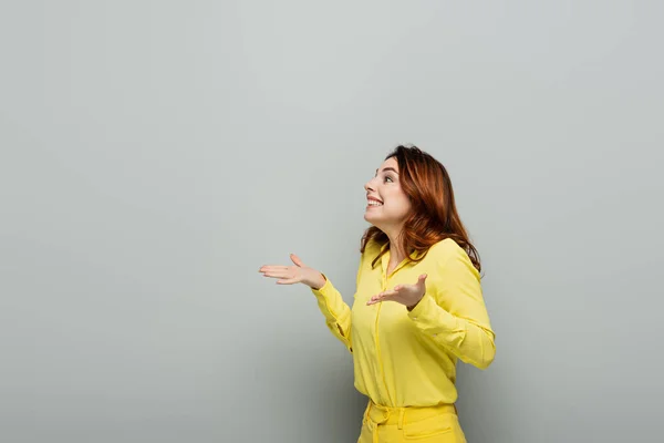 Happy Woman Wavy Hair Looking Away While Standing Open Palms — Stock Photo, Image