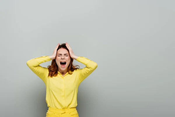 Mujer Enojada Gritando Pie Con Los Ojos Cerrados Tocando Cabeza — Foto de Stock